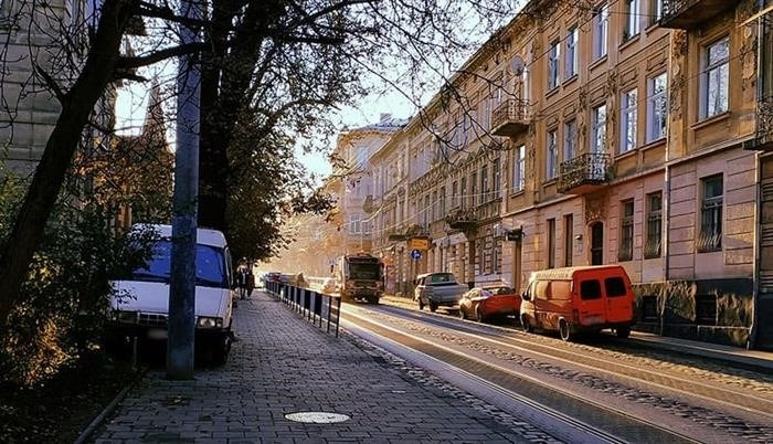 тротуар с припаркованной машиной