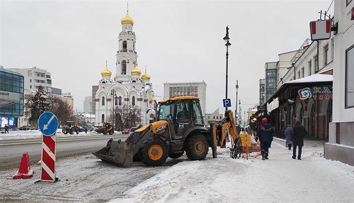 снегоуборочная машина на тротуаре