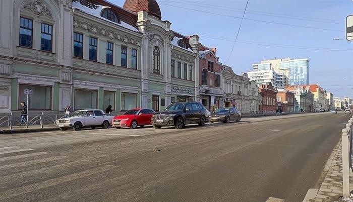 машины на городской дороге