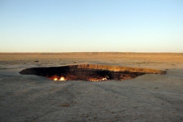 Они горели, чтобы избежать выброса, который был бы вреден для людей и газа. Геологи предполагали, что пожары будут потушены через несколько дней, но они ошиблись. С 1971 года газы, выходящие из кратера, горят постоянно, днем и ночью.