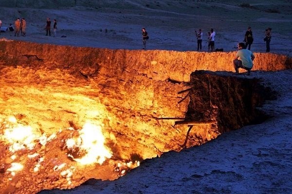 В дыру упало все оборудование и транспорт, в дыру провалилась буровая вышка, но никто из людей не пострадал.